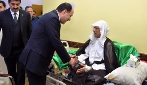 نوري المالكي يزور السيد جاسم الطويرجاوي في المستشفى