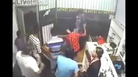 فيديو : كمين محترم للص حاول أن يسرق محل