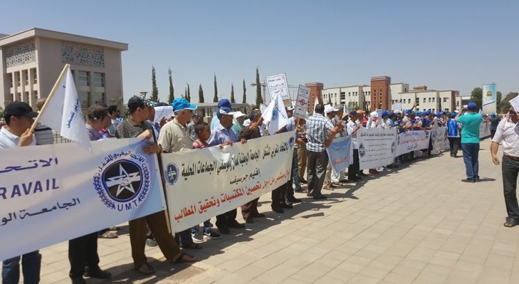 موظفو الجماعات المحلية يحتجون على التماطل في الاستجابة لمطالبهم بخوض إضراب وطني 