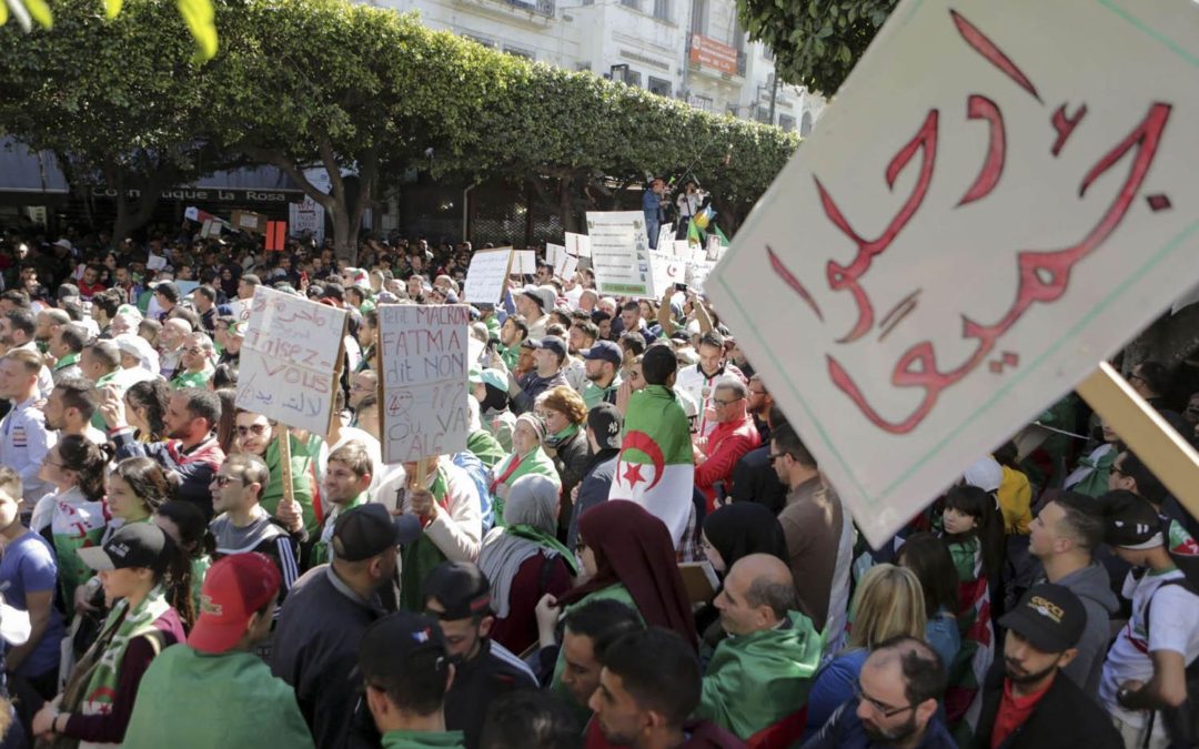 الجزائر : مطالب برحيل النظام وإرساء دولة مدنية وليس عسكرية