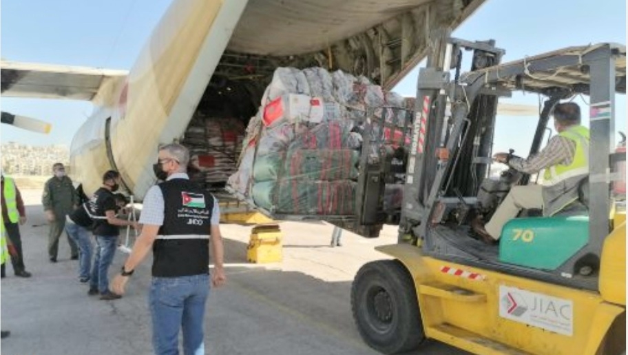 فيديو : وصول الدفعة الأولى من المساعدات الإنسانية الموجهة للفلسطينيين بتعليمات ملكية إلى الأردن 
