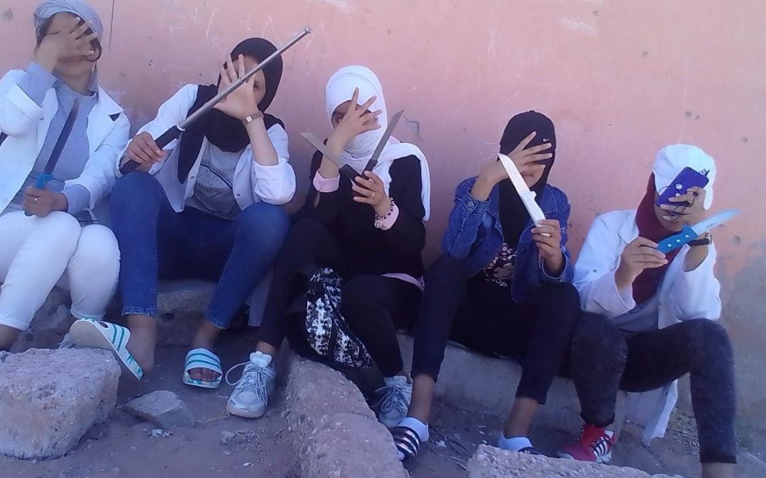 أسلحة بيضاء وعبارات