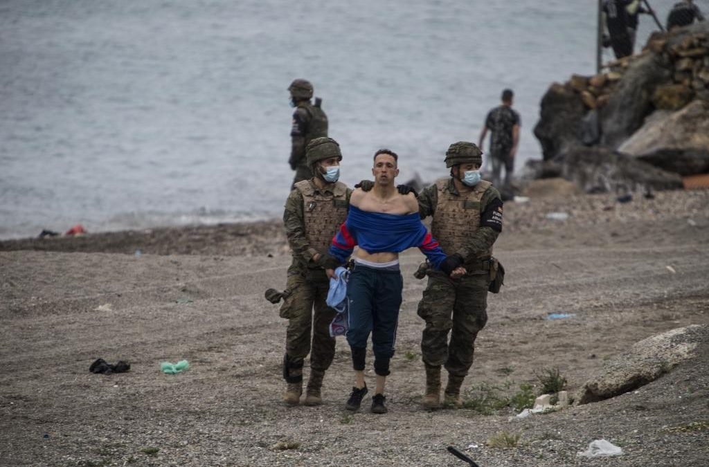 إسبانيا ترفع درجة التأهب بسبتة المحتلة وتؤكد على ضرورة التنسيق مع المغرب لحل مشكلة الهجرة