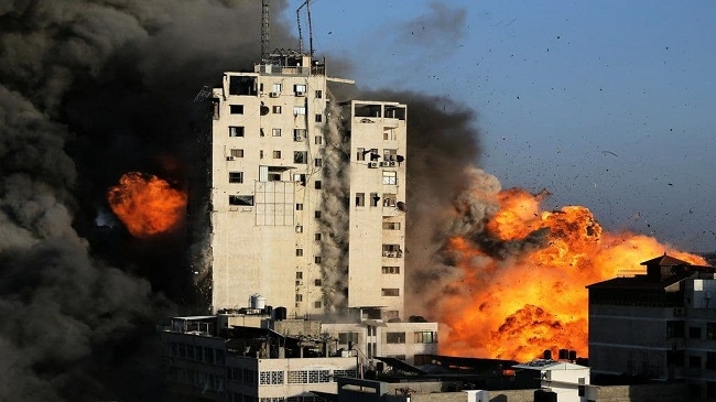 الاحتلال يشن غارات مسعورة على قطاع غزة والمقاومة ترد برشقات صاروخية