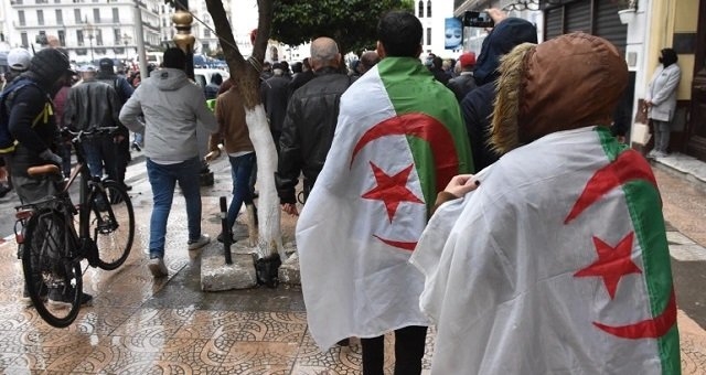 الجزائر.. ائتلاف يندد بقمع السلطات للحراك الشعبي