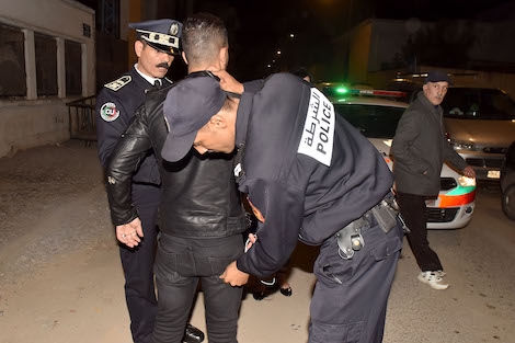 السراغنة.. توقيف شخص بتهمة النصب يعرض للبيع عصي كهربائية وبخاخات غاز مسيل للدموع وأصفاد معدنية بواسطة الأنظمة المعلوماتية