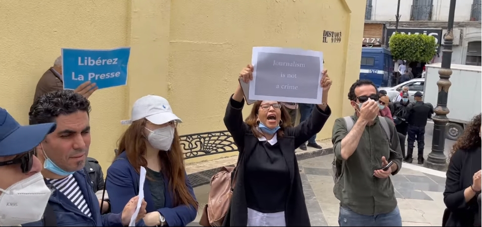 الصحفيون الجزائريون يحتجّون للمطالبة بإطلاق سراح زميلهم رابح كراش المتابع في حالة اعتقال بتهمة