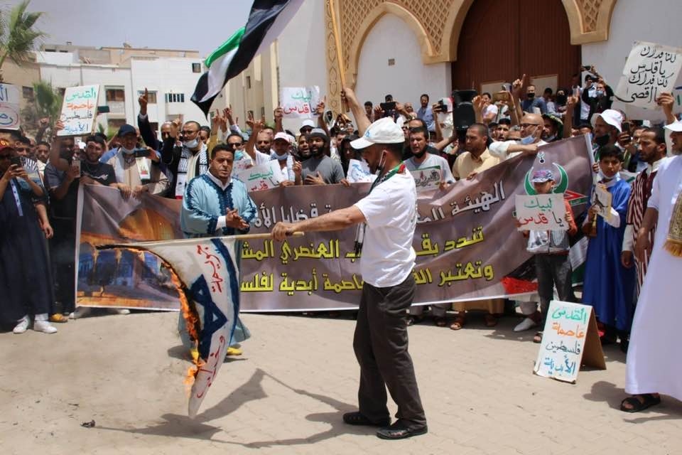 العشرات يحتجون في أكادير أمام كبرى المساجد لنصرة فلسطين ويحرقون العلم الإسرائيلي (صور)