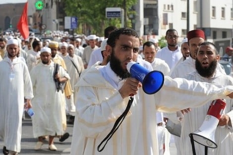 القيمون الدينيون يحتجون على وزارة الأوقاف أمام البرلمان والمجلس العلمي الأعلى