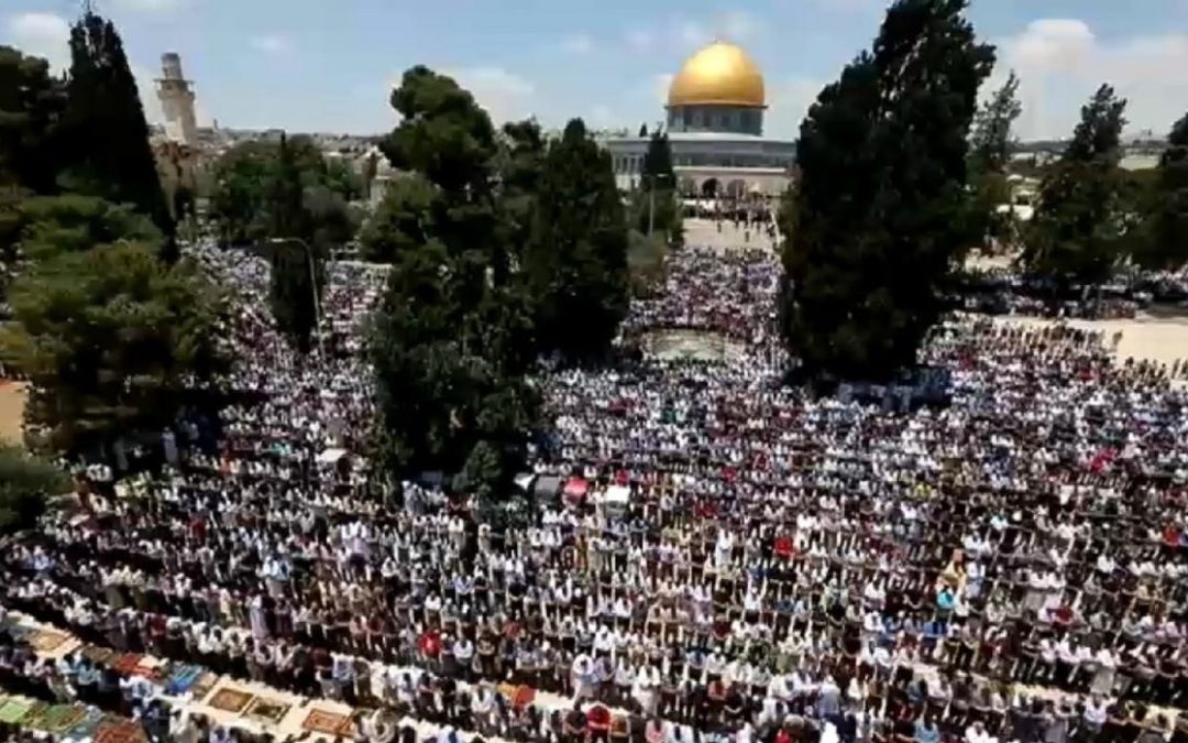بالرغم من انتهاكات الاحتلال.. 70 ألف مصلي أدوا صلاة الجمعة الأخيرة من رمضان بالأقصى