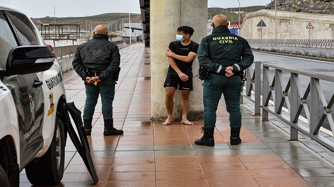 بعد الهروب الجماعي إلى سبتة..إتفاقية إعادة القبول تطوّق أعناق المهاجرين المغاربة!