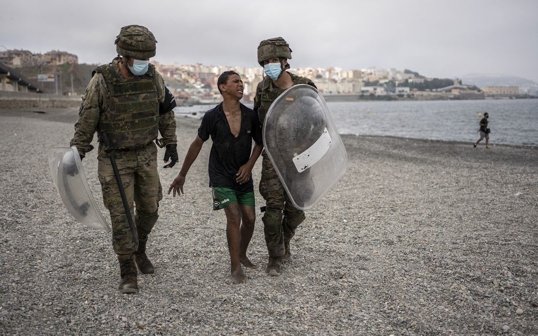 بعد شكاية حقوقيين.. السلطات الإسبانية تشرع في التحقيق في عمليات طرد سلطات سبتة المحتلة للقاصرين المغاربة