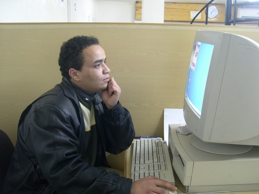 بعد عهد زاهر.. مقاهي الانترنت إلى زوال