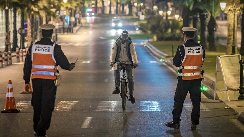 بلاغ الحكومة الجديد بخصوص تخفيف الإجراءات الاحترازية يربك المغاربة ويجر عليها موجة من السخرية بمواقع التواصل