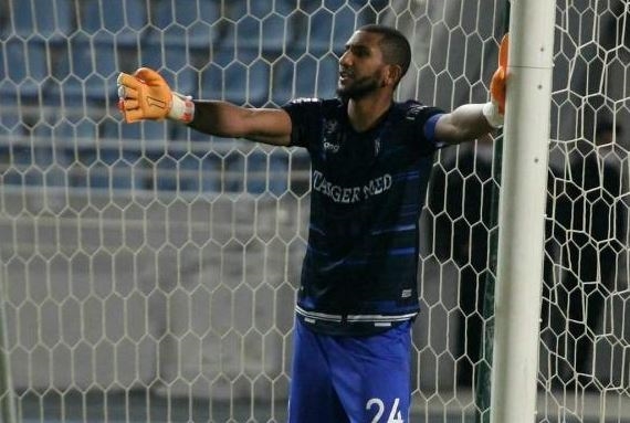 تصدى لضربتي جزاء وأنقذ فريقه من الإقصاء.. ليلة تاريخية لقائد المغرب التطواني (فيديو)