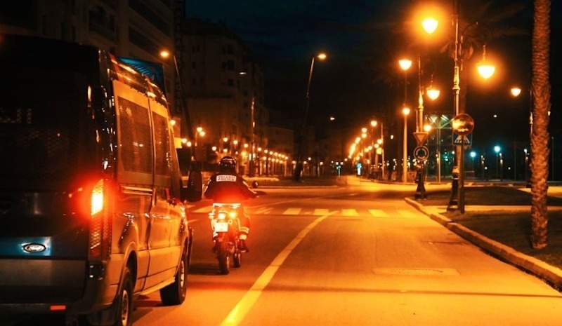 خرق حالة الطوارئ.. توقيف 20 شخصا متورطين في تسيير محل للقمار