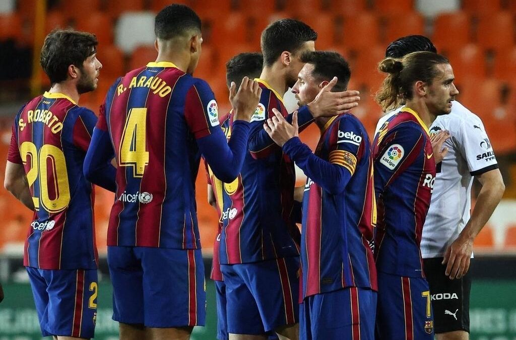 رابطة الدوري الإسباني تحقق في احتمال خرق نادي برشلونة لبروتوكول