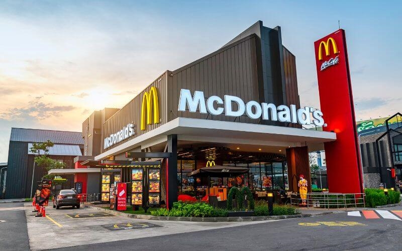 رجل أعمال أمريكي يرفع دعوى قضائية ضد “ماكدونالدز” بتهمة التمييز ضد السود ويطالب بتعويض قدره 10 مليار دولار