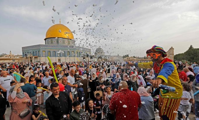 رغم القصف والتشديد .. آلاف الفلسطينيين يجتمعون في المسجد الأقصى (صور)