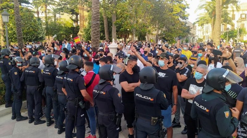 عشرات المغاربة يتظاهرون في سبتة ضد زعيم حزب “فوكس” الإسباني  الذي طالب بطردهم من المدينة