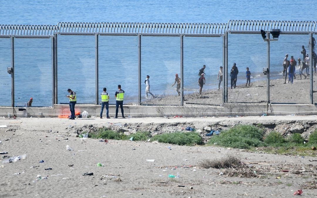 في خضم أزمة الرباط ومدريد..قرار لوزير الداخلية الإسباني بشأن معبري سبتة ومليلية