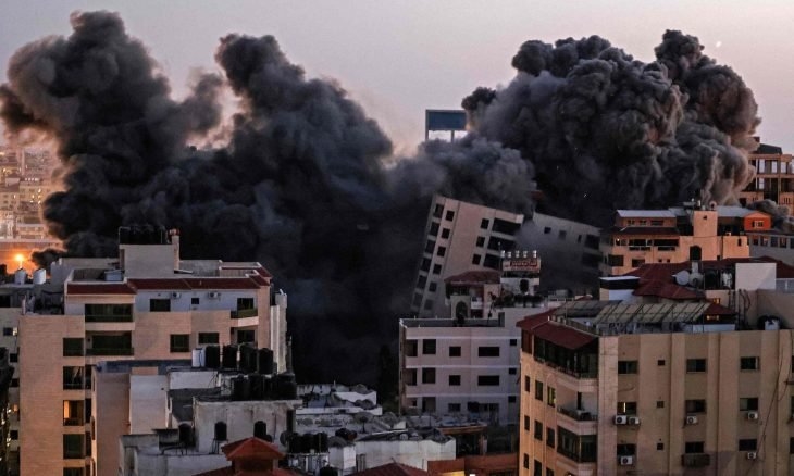 قصف جوي إسرائيلي يدمر برجا سكنيا من 13 طابقا في غزة (فيديو)