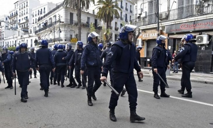 قوات الأمن الجزائرية تمنع بالقوة مسيرات الجمعة الـ117 من الحراك الشعبي