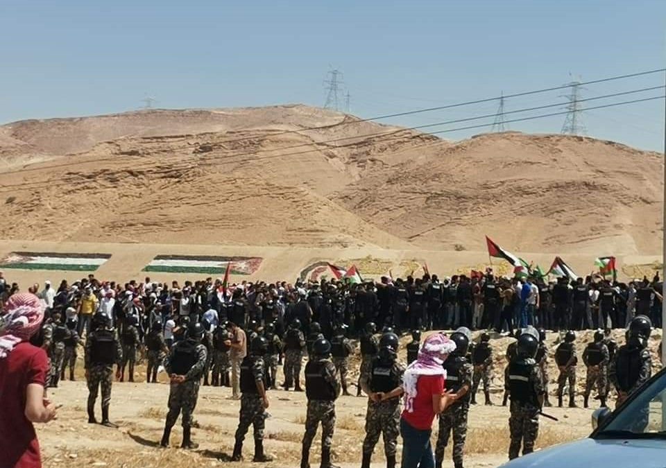 مئات الأردنيين يتوجهون إلى الحدود مع فلسطين ويطاليون بفتج الحدود لنصرة الفلسطينيين (فيديو)