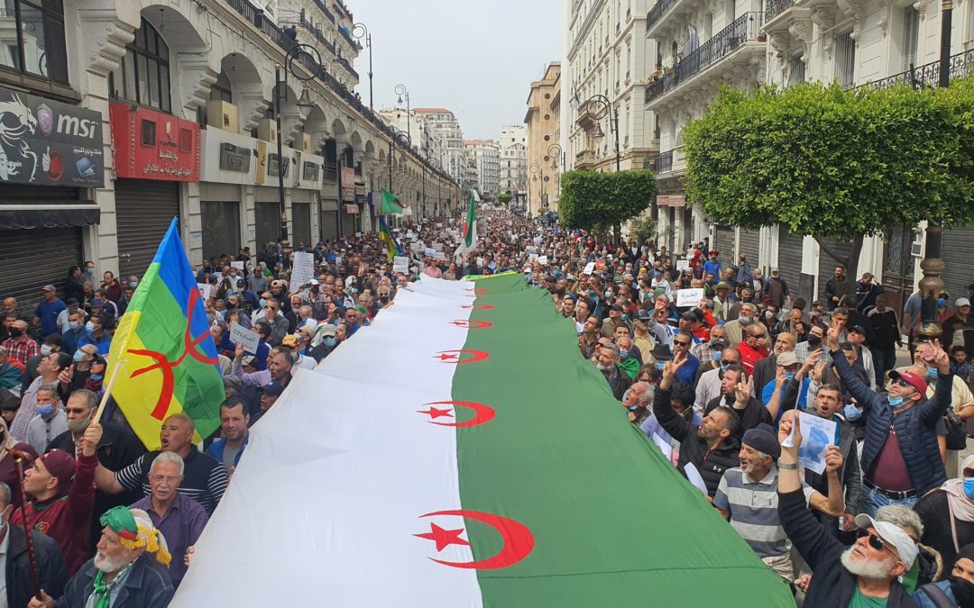 مئات المنظمات والناشطين الجزائريين يوقّعون عريضة تطالب بـ “وقف الحرب المعلنة على الشعب” من النظام