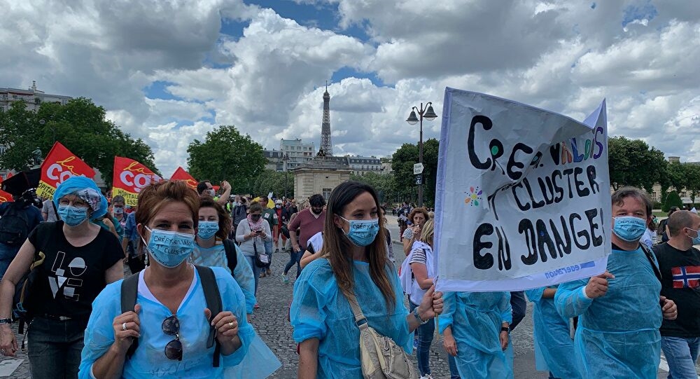 متظاهر في احتجاجات بمناسبة عيد العمال في فرنسا