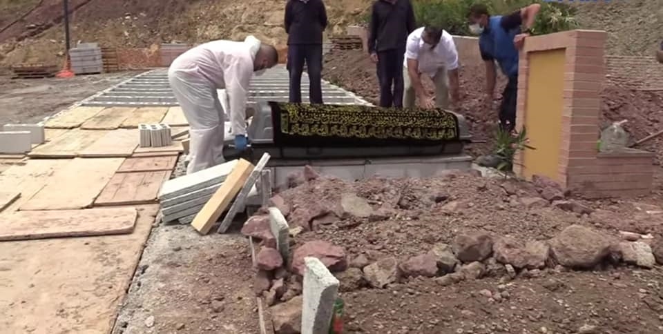 نشطاء يتداولون صور دفن مغربيين فارقا الحياة خلال رحلة الهجرة الجماعية لسبتة بأحد مقابر المدينة