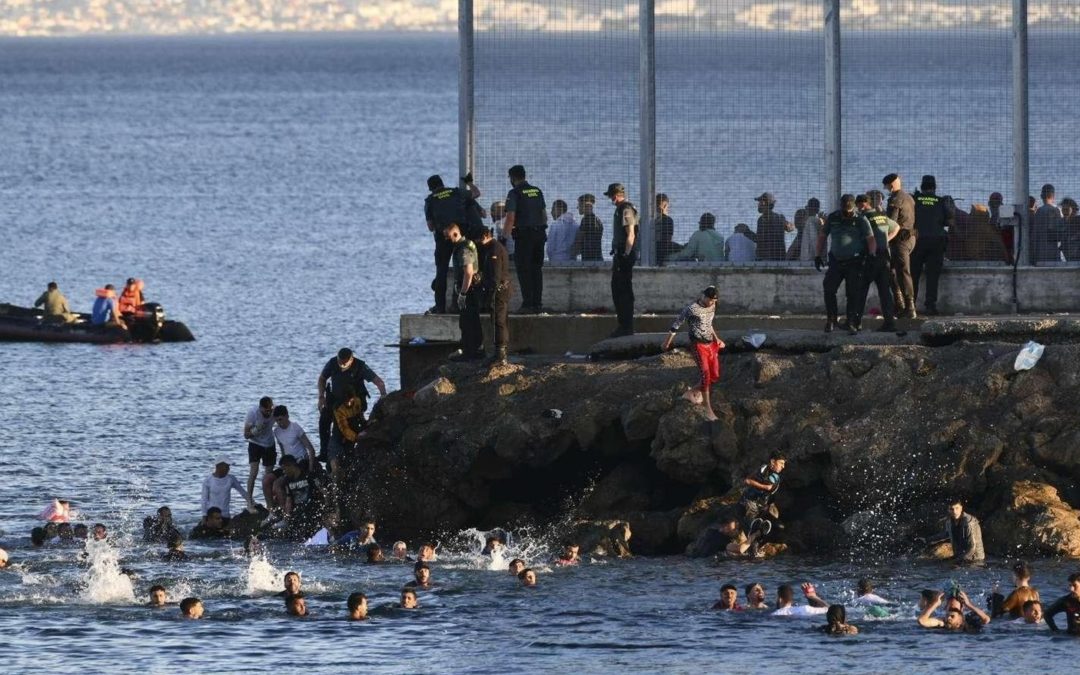 وزير الداخلية الإسباني يعلن عن إعادة أكثر من 6500 مهاجر للمغرب دخلوا سبتة المحتلة