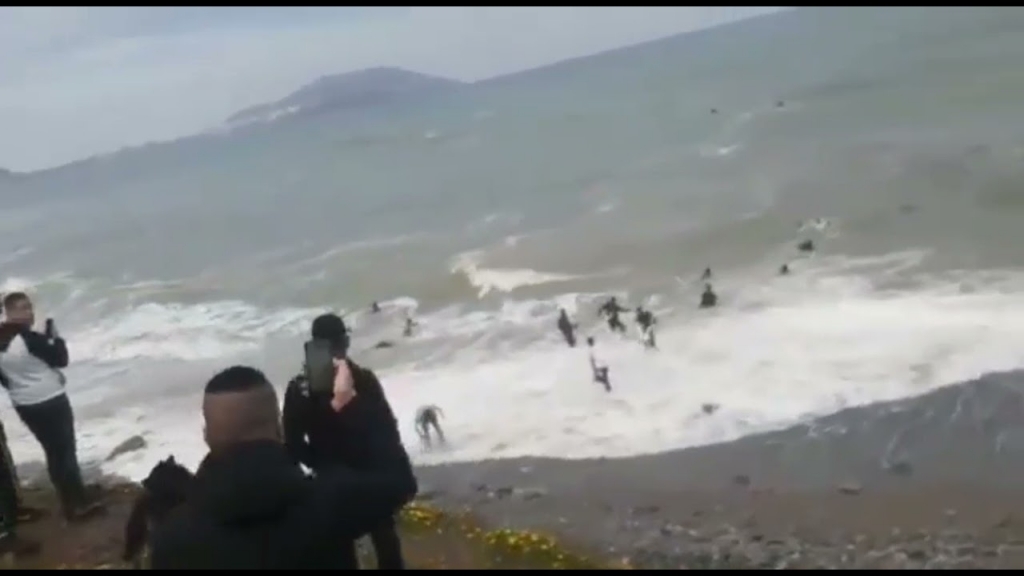 وسط مشاهد الهجرة الجماعية لشباب الفنيدق.. نشطاء يتساءلون عن دور الدولة في ما يقع