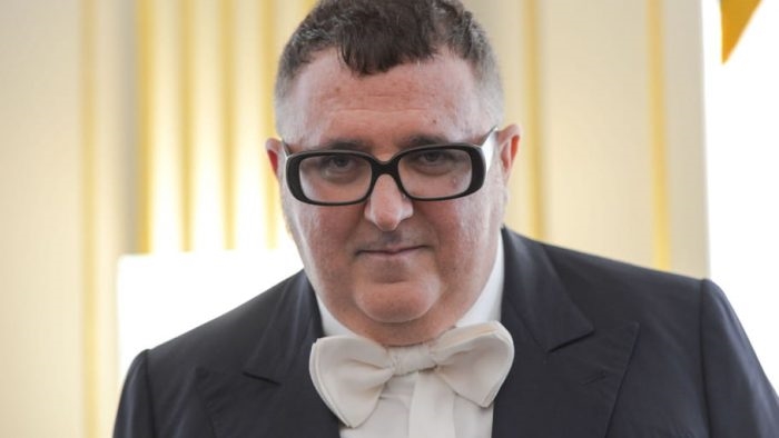 وفاة مصمم الأزياء من أصل مغربي ألبير الباز في باريس