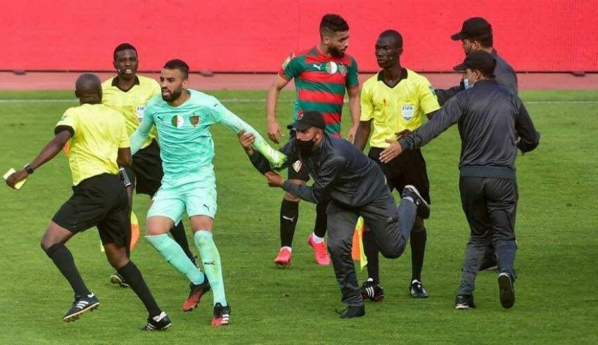 إيقاف لاعبين من مولودية الجزائر وتغريم النادي بسبب الاعتداء على الحكم خلال مباراته مع الوداد البيضاوي