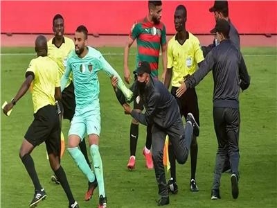 إيقاف لاعبين من مولودية الجزائر وتغريم النادي بسبب الاعتداء على الحكم خلال مباراته مع الوداد