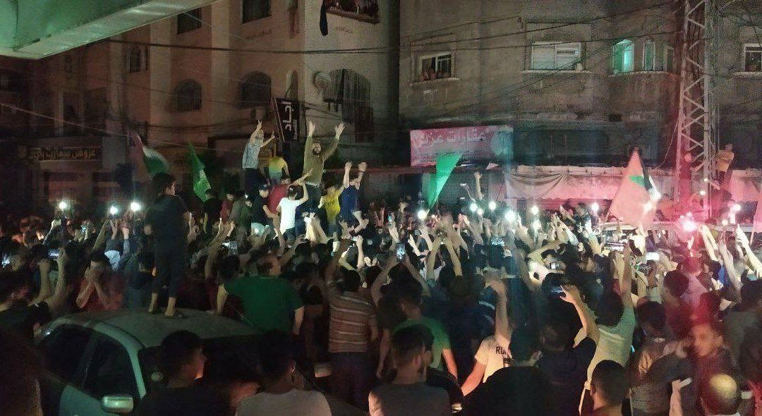 الفلسطينيون يحتفلون بأول انتصار لهم على إسرائيل.. وتكبيرات النصر تُرفع من صوامع مساجد غزة (صور وفيديو)