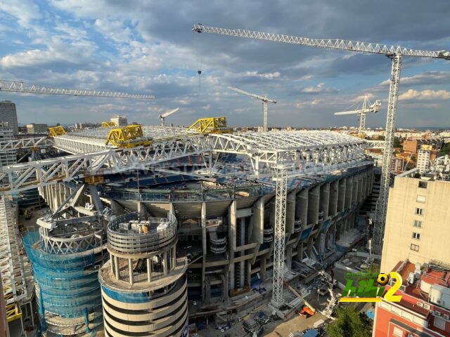 صور.. اليوم الأول لنقل سقف ملعب البرنابيو