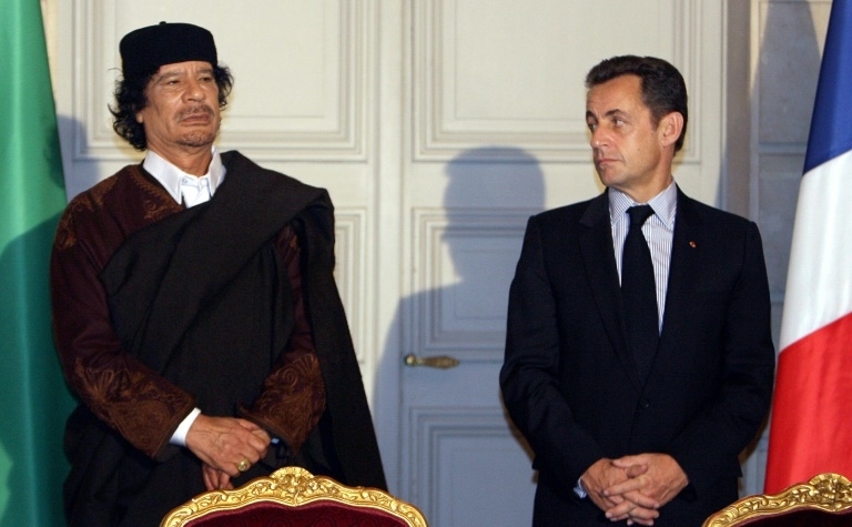 قضية تمويل القذافي لحملة انتخابات ساركوزي.. توقيف شخصين جديدين بينهما صحافي بمجلة