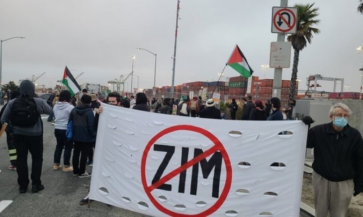 متظاهرون يمنعون سفينة شحن إسرائيلية من التفريغ في ميناء أوكلاند بولاية كاليفورنيا